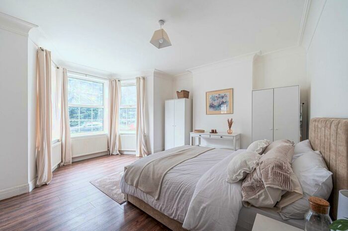 2 Bedroom Flat To Rent In Hocroft Court, Child's Hill, London, NW2