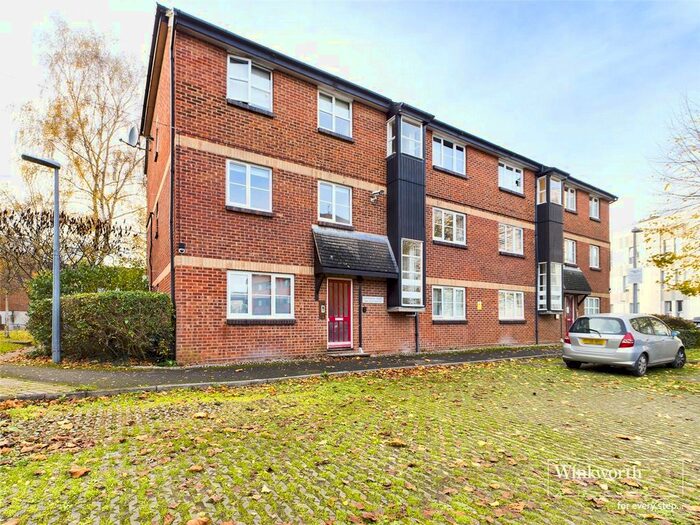 2 Bedroom Flat To Rent In Gleneagles Court, Muirfield Close, Reading, Berkshire, RG1