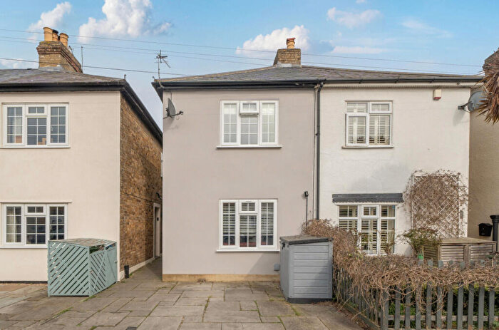 3 Bedroom Semi Detached House For Sale In Sunbury Lane, Walton On Thames, Surrey, KT12
