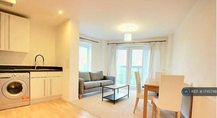 2 Bedroom Flat To Rent In Kittiwake House, Slough, SL1
