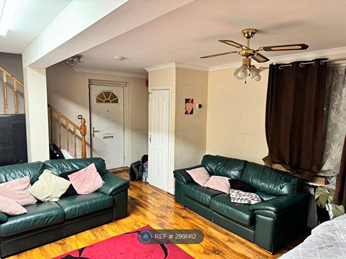3 Bedroom End Of Terrace House To Rent In Woodward Road, Dagenham, RM9
