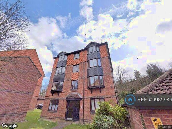2 Bedroom Flat To Rent In Turnpike Lane, Sutton, SM1
