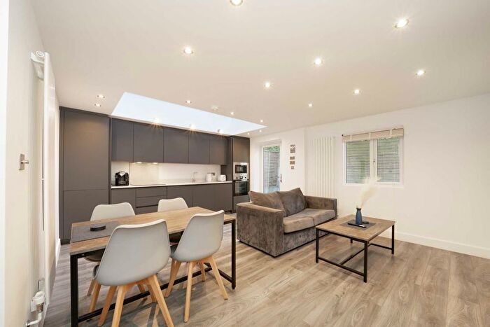 2 Bedroom Flat For Sale In Gascony Avenue, West Hampstead, NW6