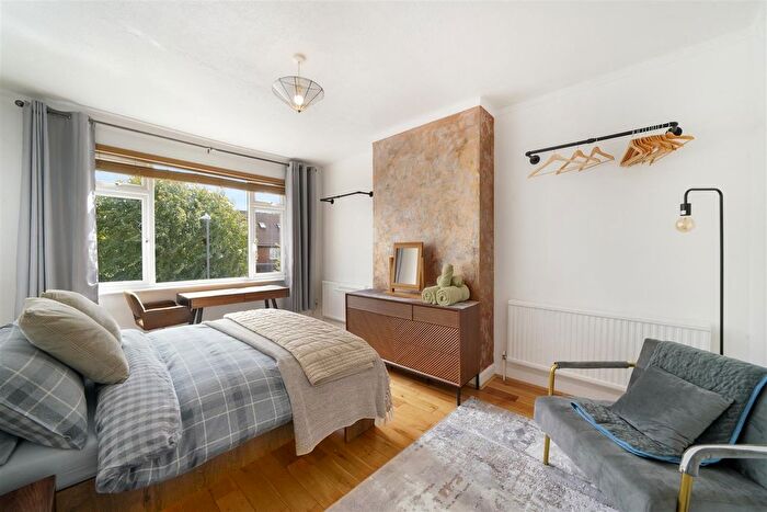 3 Bedroom Flat To Rent In Canada Park Parade, Columbia Avenue, Edgware, London, HA8