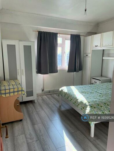 3 Bedroom Flat To Rent In Bronti Close, London, SE17