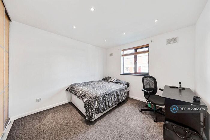 2 Bedroom Flat To Rent In Bond Road, Surbiton, KT6