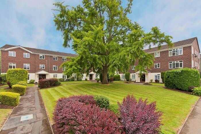 2 Bedroom Flat To Rent In Hillcrest, Weybridge KT13