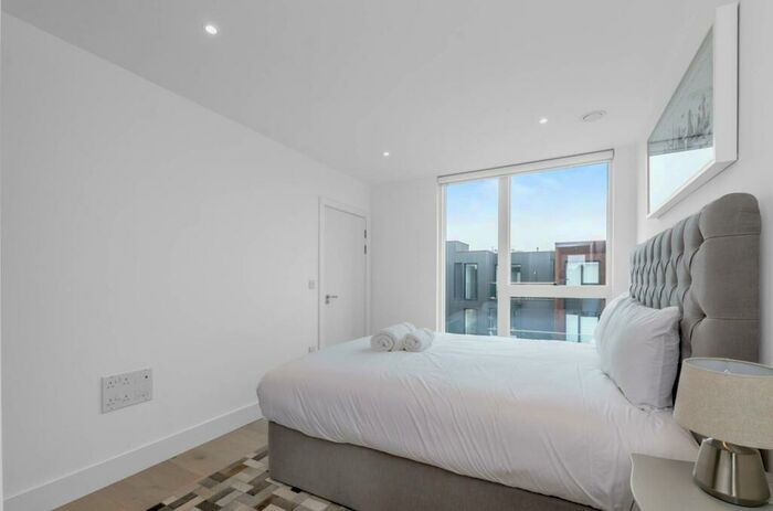 3 Bedroom Flat To Rent In Rochester Place, Camden, London, NW1