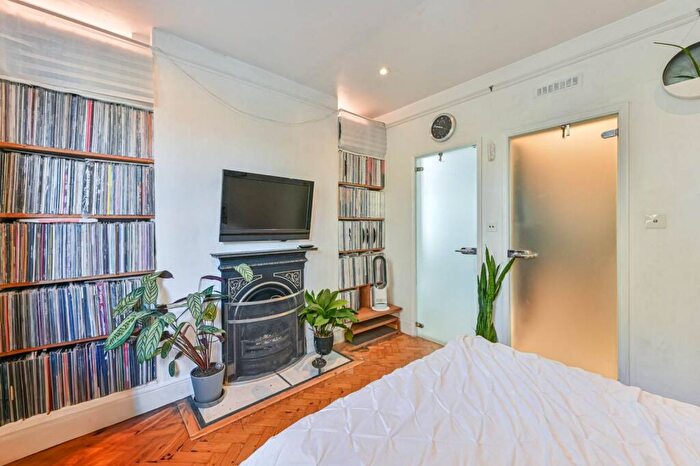 3 Bedroom Maisonette For Sale In Soames Street, Peckham, London, SE15