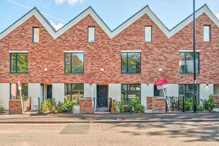 3 Bedroom Semi-Detached House For Sale In Hermitage Mews, London, SE19