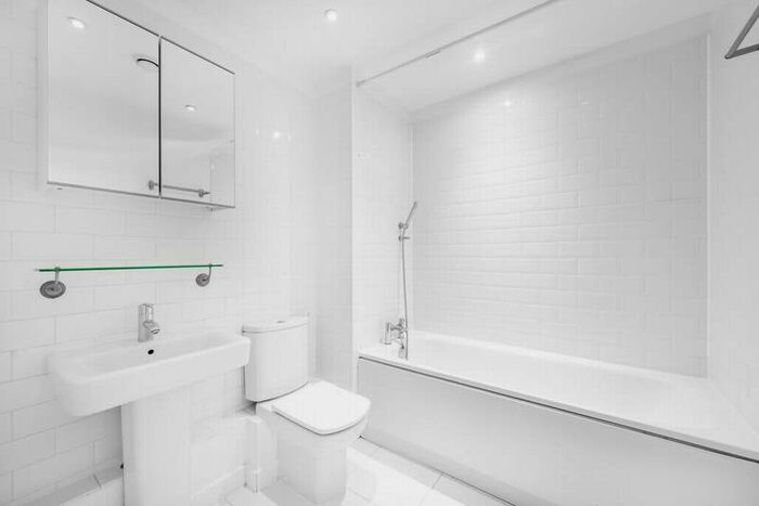 2 Bedroom Flat To Rent In Barge Walk, Greenwich, SE10