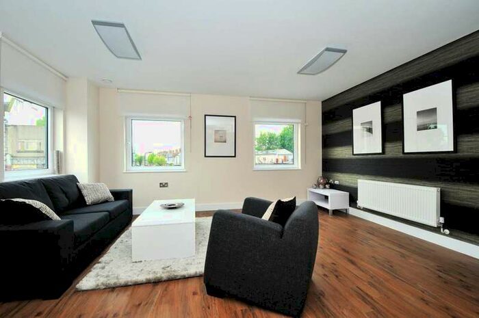 2 Bedroom Flat To Rent In The Green, Ealing, UB2