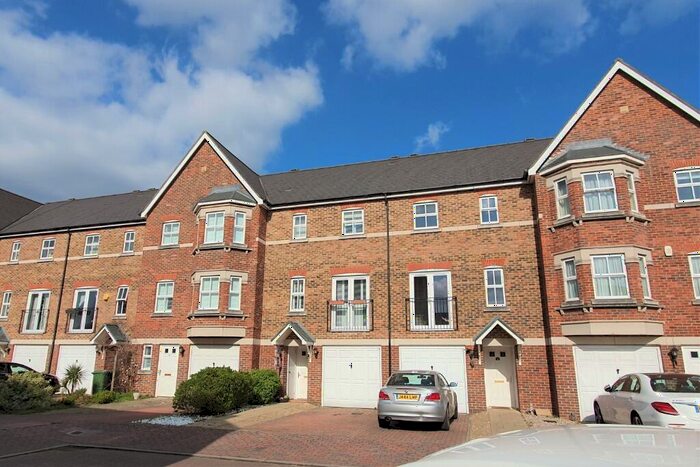 3 Bedroom Town House To Rent In Cavendish Walk, Epsom, KT19