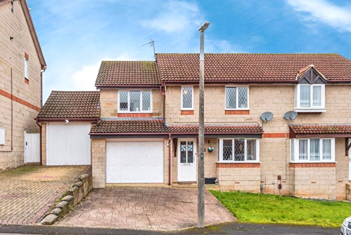 4 Bedroom Semi Detached House For Sale In Locksgreen Crescent, Swindon, SN25