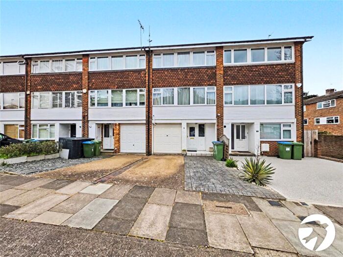 4 Bedroom Town House To Rent In Oakways, London, SE9