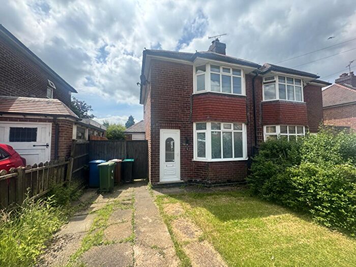 3 Bedroom Semi-Detached House To Rent In Hillsway Crescent, NG18