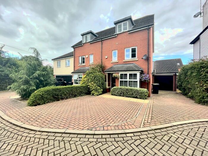 4 Bedroom Semi-Detached House To Rent In Ashingdon Road, Rochford, SS4