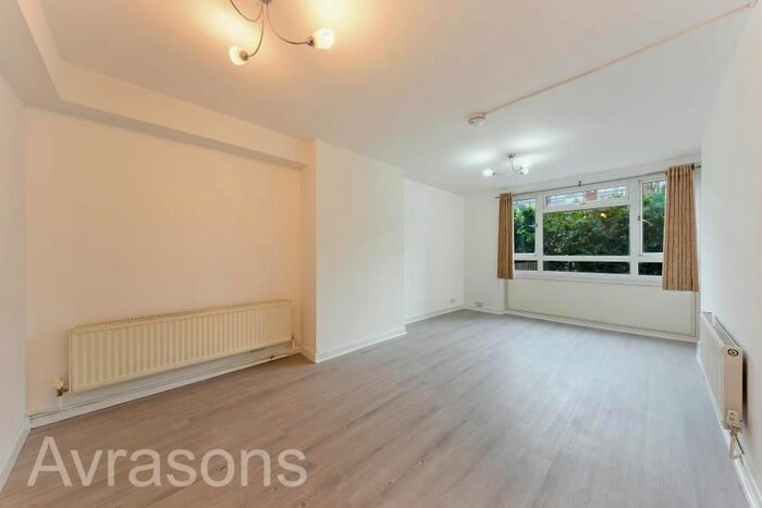 3 Bedroom Flat To Rent In Robsart Street, London, SW9