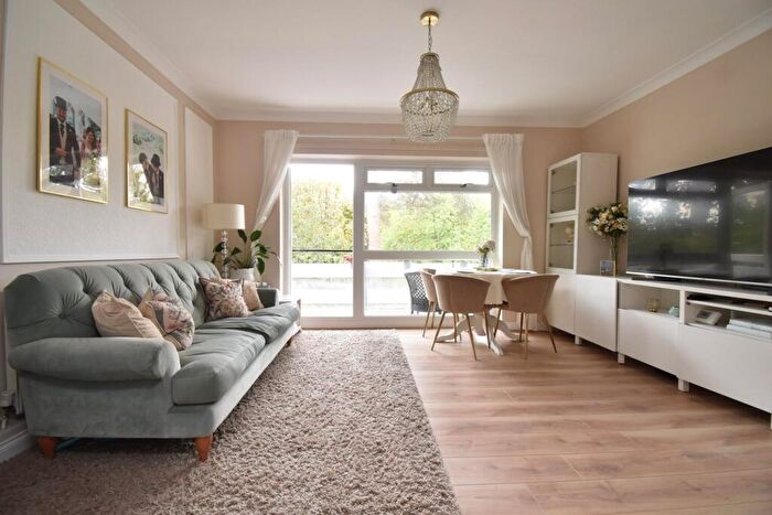 2 Bedroom Apartment For Sale In Oakdene Court, Walton-on-Thames, KT12