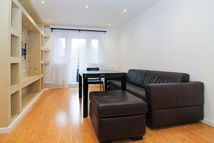 2 Bedroom Flat For Sale In Daubeney Gardens, London, N17