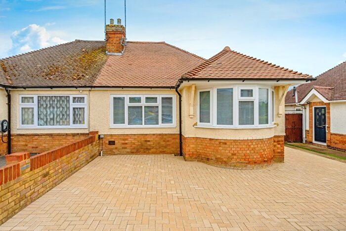2 Bedroom Bungalow For Sale In Gooseberry Hill, Luton, Bedfordshire, LU3