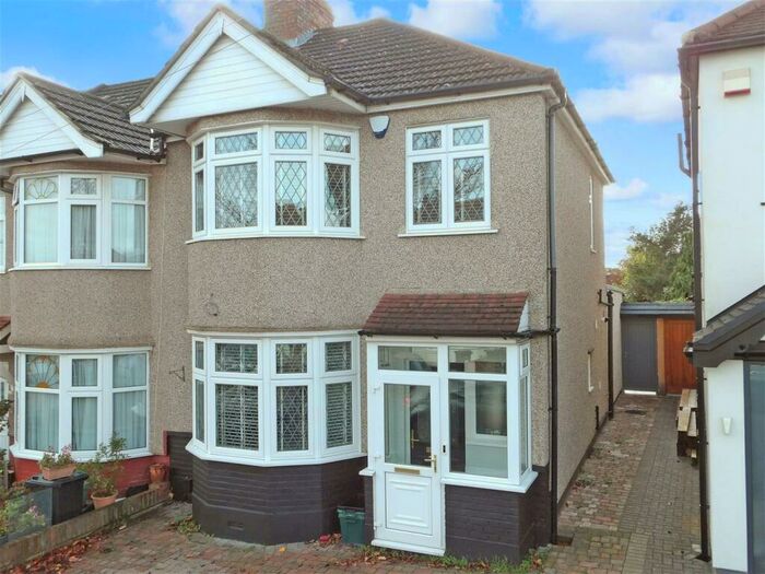 3 Bedroom End Of Terrace House To Rent In Hawthorn Road, Buckhurst Hill, IG9