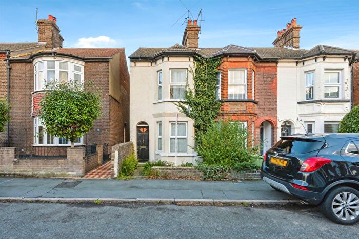 3 Bedroom End Terrace House For Sale In Victoria Street, Dunstable, LU6