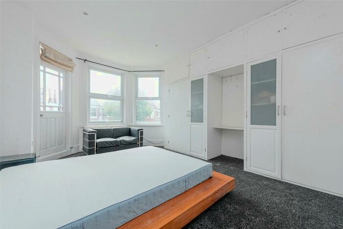 3 Bedroom Apartment To Rent In Hamilton Road, London, NW10