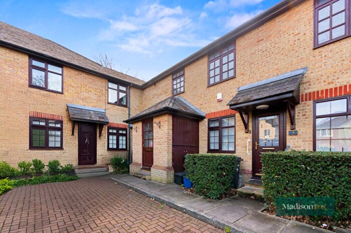 2 Bedroom Apartment For Sale In Westfield Park Drive, Woodford Green, IG8