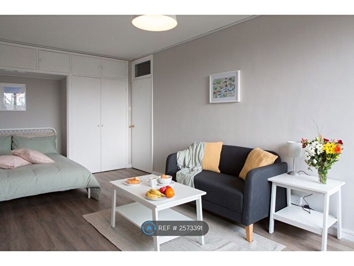 Studio To Rent In Rothesay Court, London, SE11