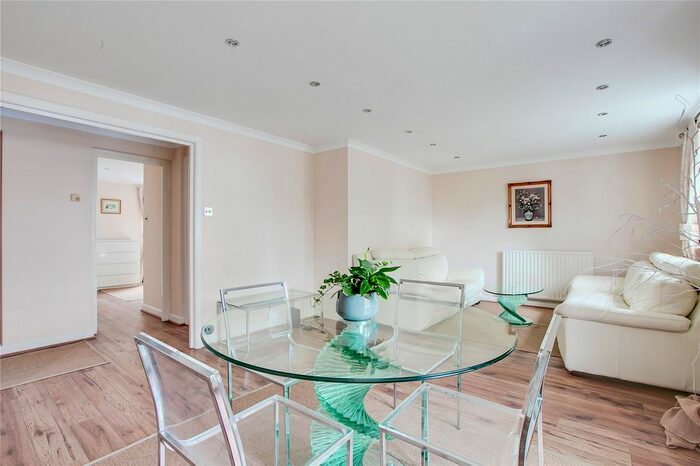 2 Bedroom Flat To Rent In Crofton Avenue, London, W4