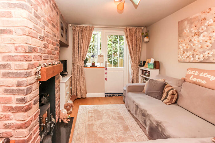 2 Bedroom Cottage For Sale In Harrowick Lane, Earls Barton, NN6