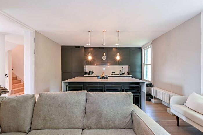 2 Bedroom Flat To Rent In Amhurst Road, Hackney Downs, London, E8