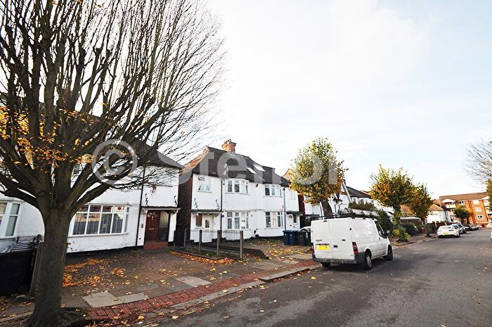 3 Bedroom Flat To Rent In The Grove, London, NW11