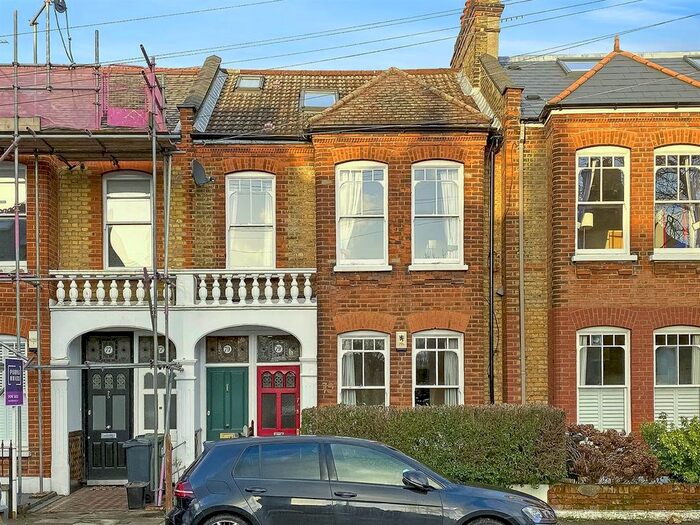 3 Bedroom Flat To Rent In Hambalt Road, London, SW4