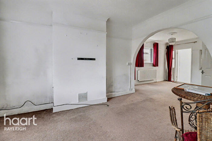 1 Bedroom Semi-Detached Bungalow For Sale In Bellhouse Lane, Leigh-on-Sea, SS9