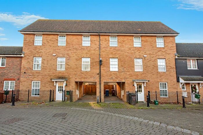 3 Bedroom Town House For Sale In Caspian Way, Purfleet-On-Thames, RM19