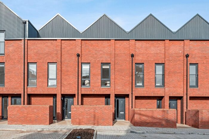 3 Bedroom Town House To Rent In Maltings Wynd, Dundashill, Glasgow, G4