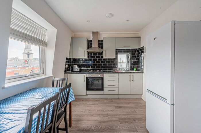 3 Bedroom Flat To Rent In .West India Dock Road, Canary Wharf, London, E14