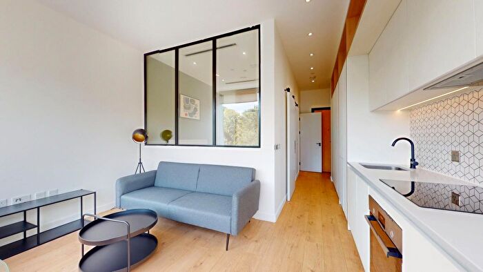 1 Bedroom Flat To Rent In Great West Road, Brentford, TW8