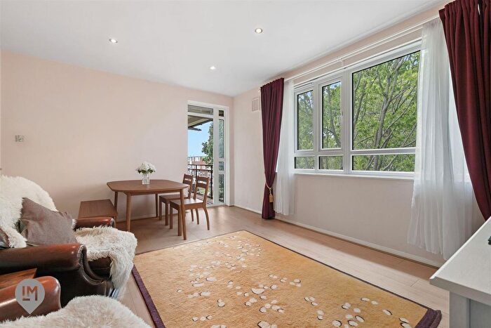 3 Bedroom Flat For Sale In Wimbledon Park Road, London, SW19
