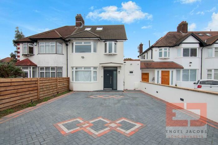 4 Bedroom Semi-Detached House To Rent In Chatsworth Avenue, London, NW4