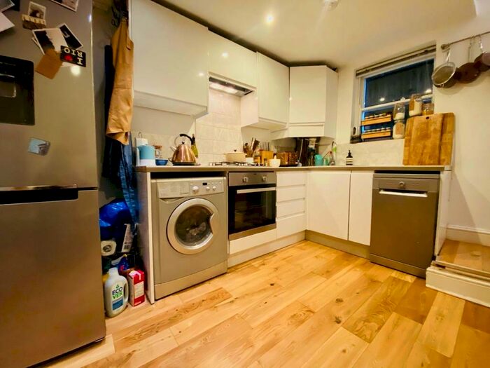 2 Bedroom Flat To Rent In Queen's Drive, London, N4