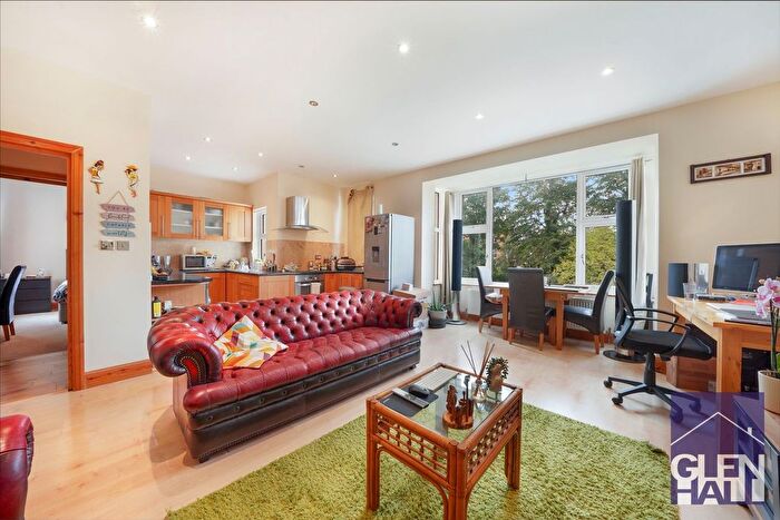 1 Bedroom Flat For Sale In Parkhurst Road, London, N11