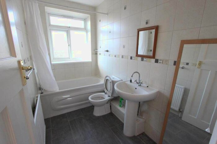 2 Bedroom Flat To Rent In High Road, London, N12