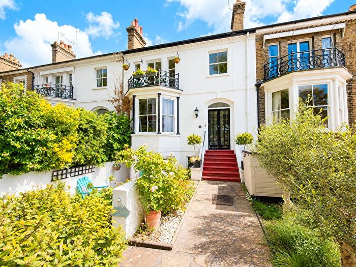 2 Bedroom Flat For Sale In Runwell Terrace, Southend-On-Sea, SS1