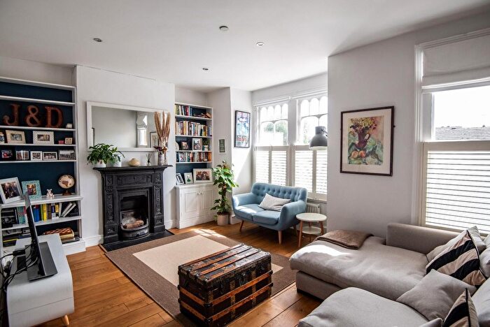 2 Bedroom Flat For Sale In Thorpebank Road, Shepherd's Bush, London, W12
