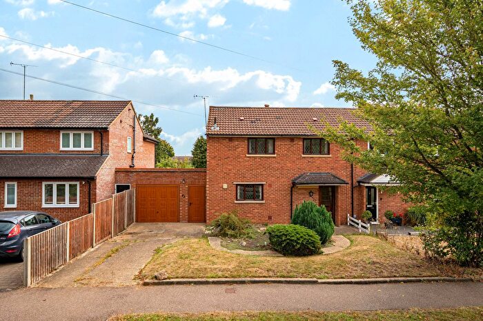 3 Bedroom Semi-Detached House For Sale In Cavan Drive, St. Albans, AL3