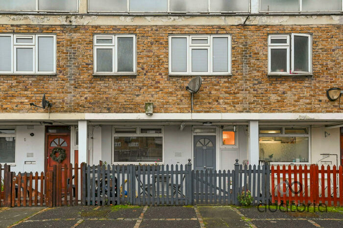 3 Bedroom Terraced House For Sale In Wyllen Close, London, E1