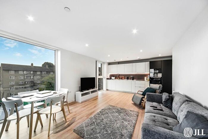 2 Bedroom Apartment For Sale In The Shoreline Building, Newnton Close, N4